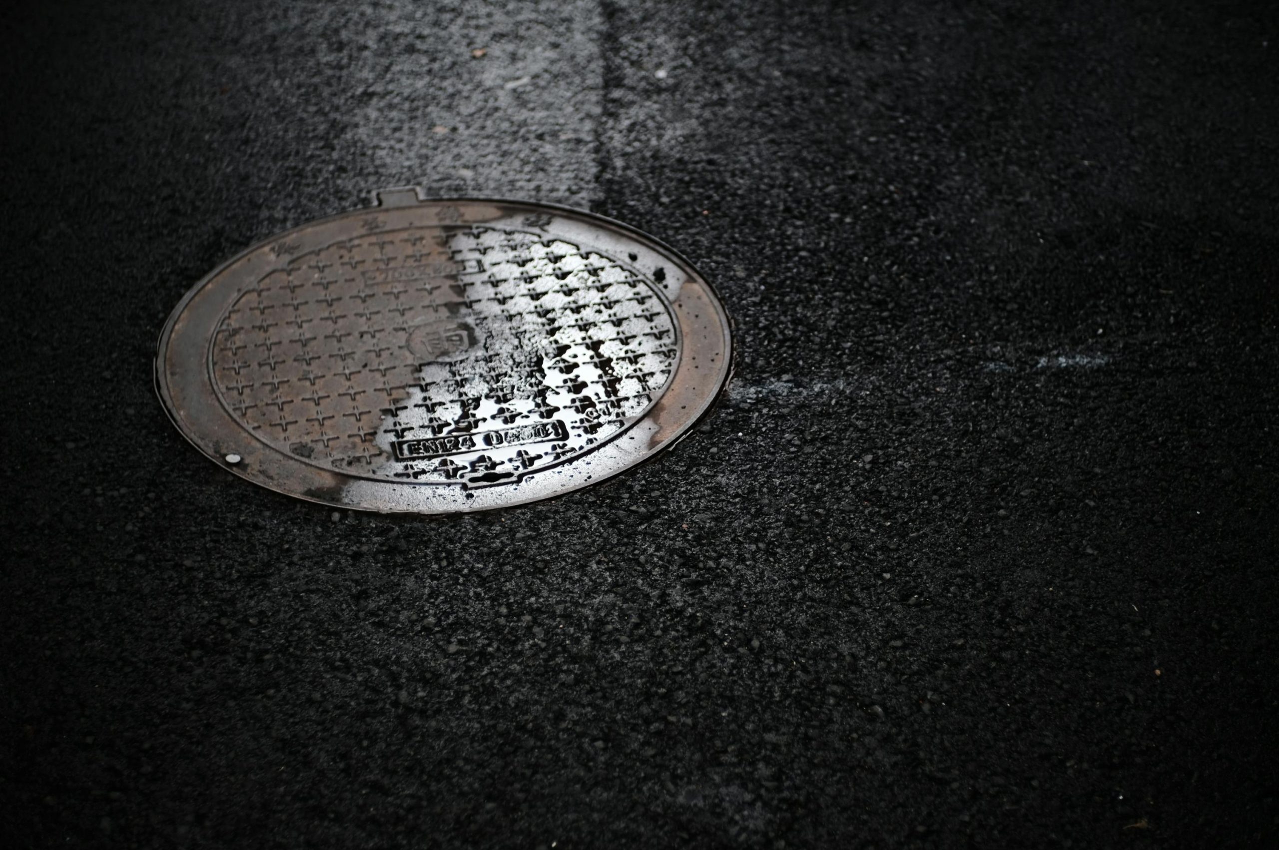 Restaurant grease trap interceptor with solid cast iron manhole cover